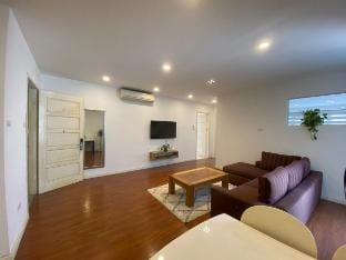 R301 - 2BR apt with bath-tub in Tay Ho Vacation rental in Laos