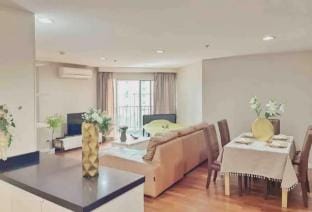 ThreeMinWalk to BigJodd Fair Night Market and Mall Apartment in Bangkok