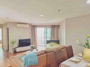 ThreeMinWalk to BigJodd Fair Night Market and Mall Apartment in Bangkok