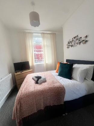Lovely House in Barry, Local Amenities, Sleeps 8! Vacation rental in Barry