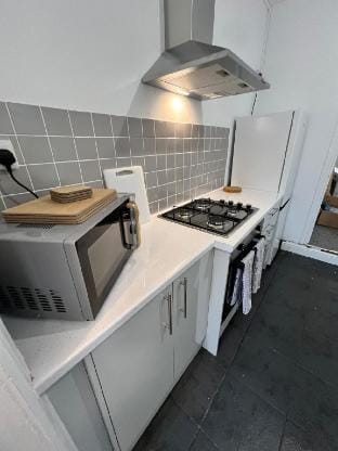 Lovely House in Barry, Local Amenities, Sleeps 8! Vacation rental in Barry
