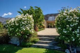 Tranquil Haven Guest Room with Jacuzzi Vacation rental in Wanaka