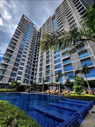 Lush 1Bedroom + Maidsroom @ Megaworld # 39 Apartment in Iloilo City
