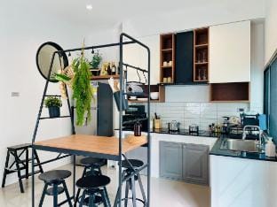 Stylish Modern Home 4BR 200m BTS, 10min ThongLo Vacation rental in Bangkok