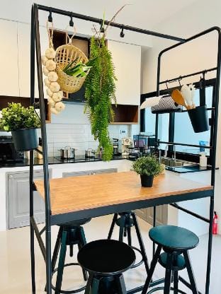 Stylish Modern Home 4BR 200m BTS, 10min ThongLo Vacation rental in Bangkok