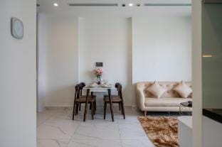 LA Nest - 2 bedroom - View hồ bơi Beverly Apartment in Ho Chi Minh City