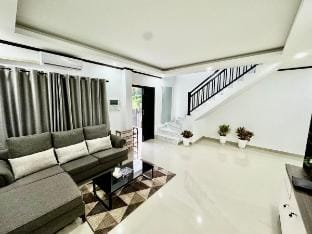A주영이네 펜션 = 방4개, 화장실4개 + 5인승차량 + 기사 + 유류비 포함 Vacation rental in Vientiane