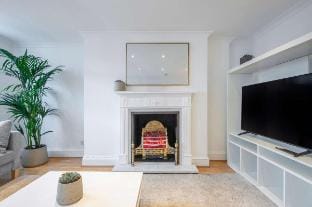 Above & Beyond - Fitzrovia - by Frankie Says Apartment in London Borough of Islington