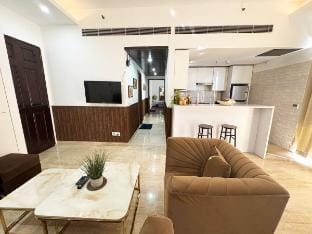 Moydom SkyHigh Luxurious Cozy 2bhk 0 Km from Delhi Apartment in Noida