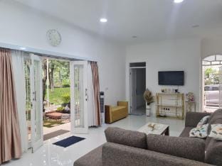 Evelyne's Guest House Vacation rental in West Java
