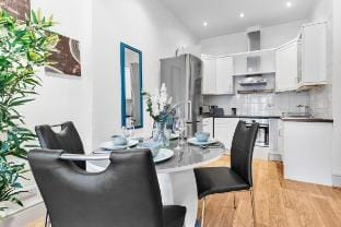 Luxurious 3BR Flat w/ Balcony in Kensington for 7! Apartment in City of Westminster
