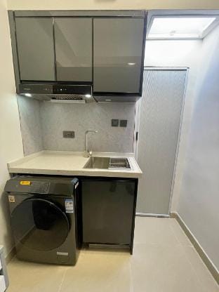V3:Private Suite with Washer, 30 Sec to Jordan MTR Apartment in Hong Kong
