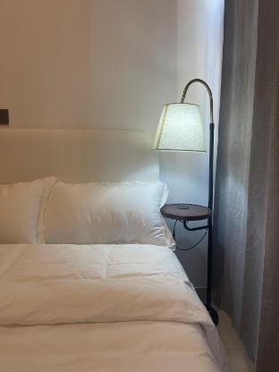 V3:Private Suite with Washer, 30 Sec to Jordan MTR Apartment in Hong Kong