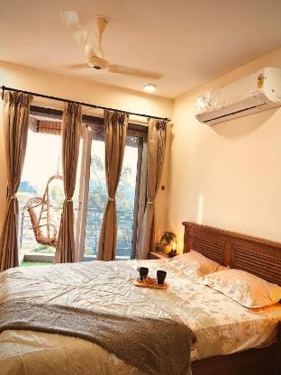 Bliss Retreat-cozy studio w/pvt balcony & a swing! Vacation rental in Maharashtra