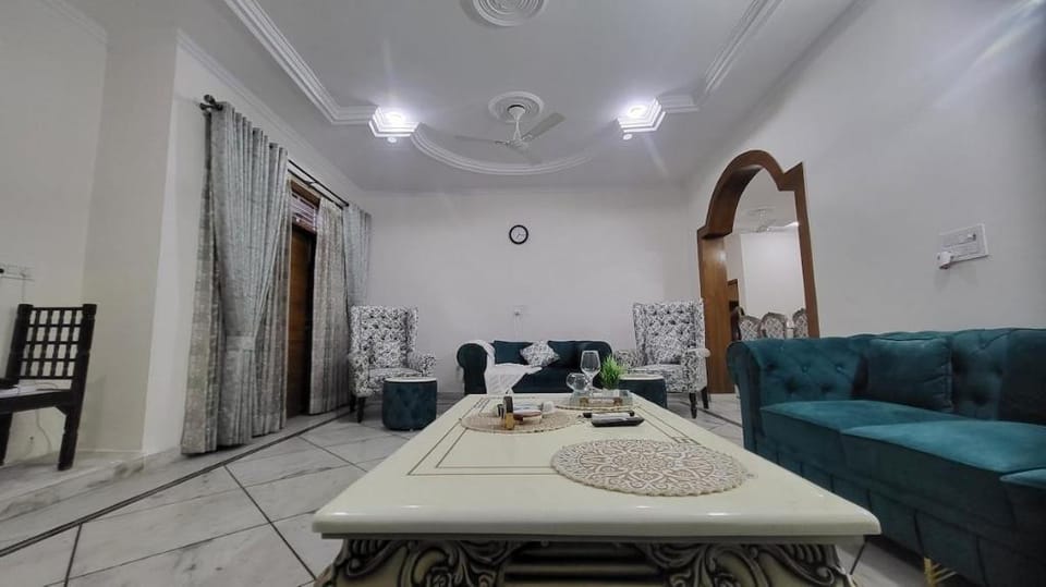 VacationBuddy Charming 4BHK Retreat in Janakpuri Apartment in New Delhi