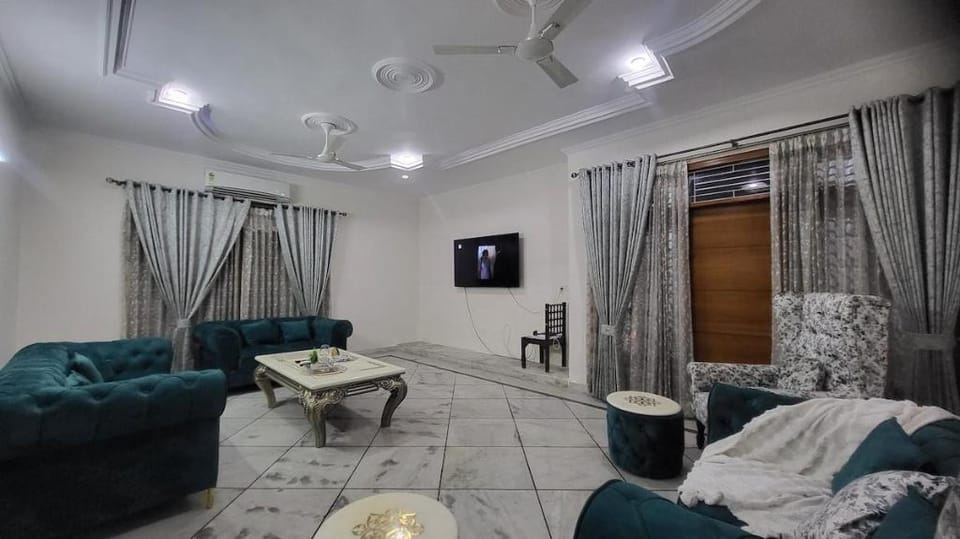 VacationBuddy Charming 4BHK Retreat in Janakpuri Apartment in New Delhi