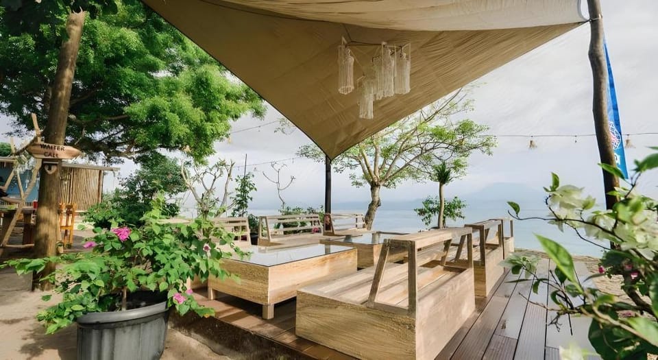 Mambo Beach Resort Hotel in Nusapenida