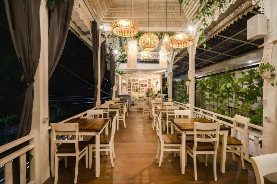 Mambo Beach Resort Hotel in Nusapenida