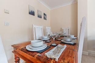 London 3 - Bed in Redhill, Parking, 17 min LGW  Apartment in Redhill