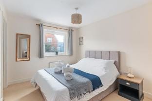 London 3 - Bed in Redhill, Parking, 17 min LGW  Apartment in Redhill