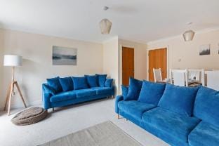 London 3 - Bed in Redhill, Parking, 17 min LGW  Apartment in Redhill