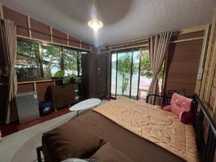 Smiley Bungalows Guest House Campground/ 
RV Resort in Ko Pha-ngan Sub-district