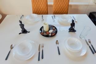 Central 2BR | Sleeps 5 | Wi-Fi | Parking | B&L Travel Apartment in Gravesend
