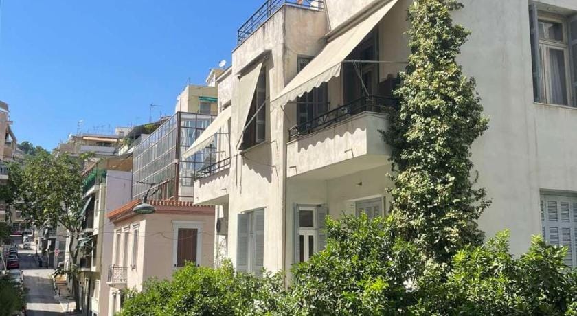 Spacious Apartment Near Acropolis Metro Koukaki Apartment in Athens