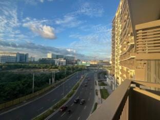 Gentry Manor Near MOA Okada Balcony Fast Wifi Netflix 8K Apartment in Pasay