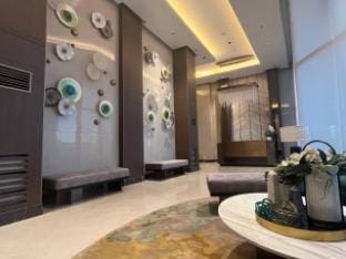 Gentry Manor Near MOA Okada Balcony Fast Wifi Netflix 8K Apartment in Pasay