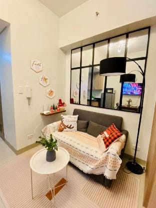 J&E Cozy Staycation Apartment in Pasay