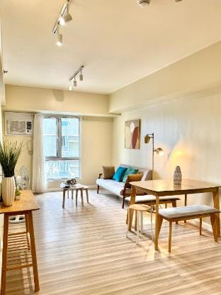 Glam Gletaway 1BR Wifi, Pool, Smart tv Apartment in Lapu-Lapu City