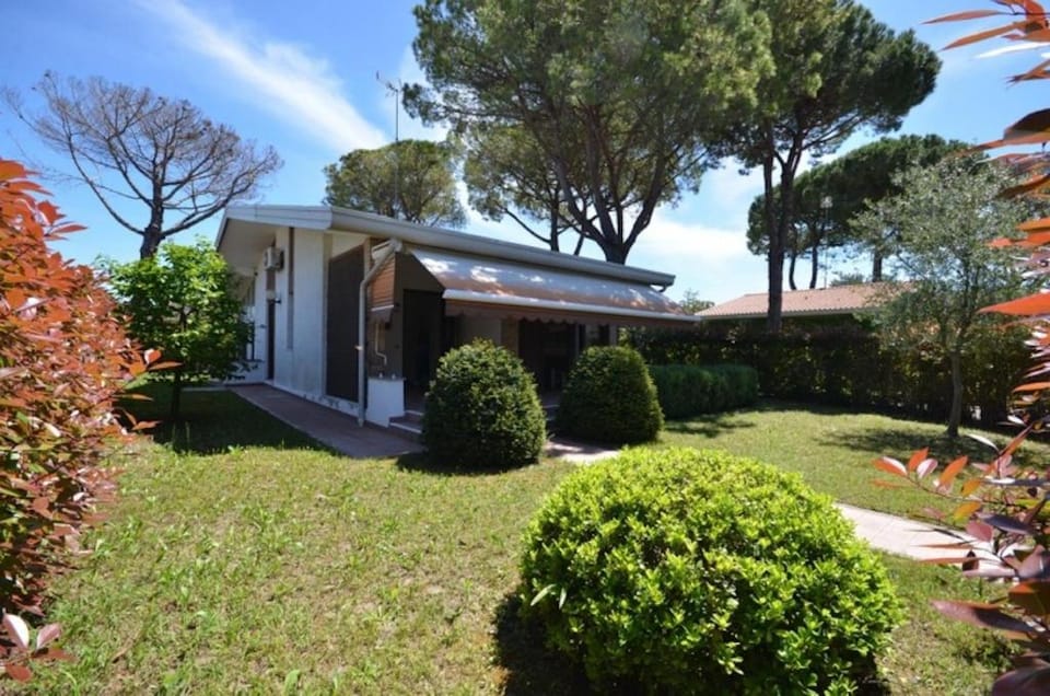 Verdant retreat near the beach by Beahost Rentals Villa in Bibione