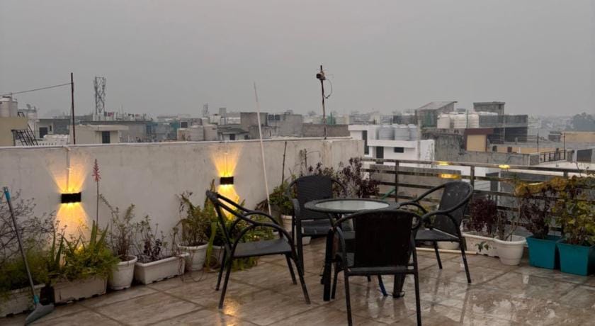 Perfect private 1 bhk furnished flat for family  Apartment in New Delhi