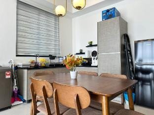 2BR High Floor x InfinityPool l 5Min to PG Bridge Vacation rental in George Town