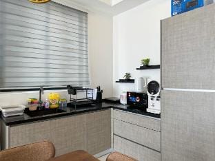 2BR High Floor x InfinityPool l 5Min to PG Bridge Vacation rental in George Town