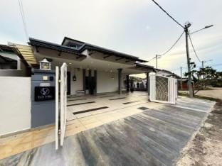 V&V VILLA PRIVATE POOL/KTV ROOM WITH 16PAX Vacation rental in Malacca