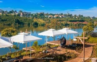 Kiss House Coffee and Glamping Luxury tent in Lâm Đồng