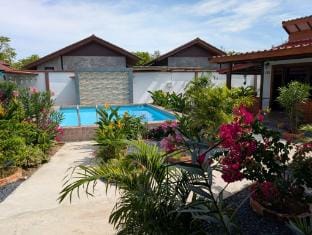 Phuket Palai Hideaway  | Poolside Apartment 2 Apartment in Chalong