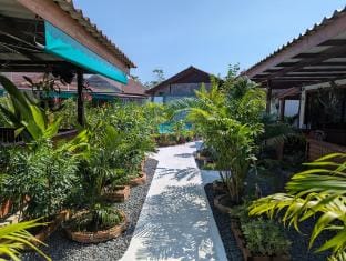 Phuket Palai Hideaway  | Poolview Apartment 3 Apartment in Chalong