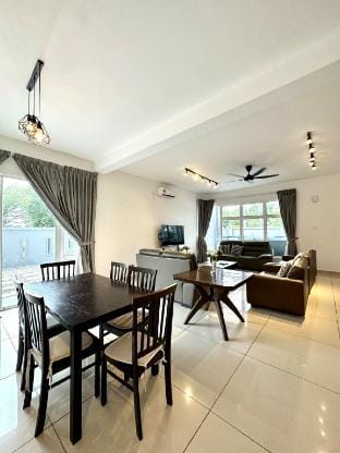 Hom V: 12-22pax 5rm BBQ/Pool/Netflix 4,500sqft Villa in Johor