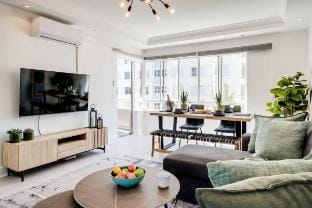 Central Elegant Holiday Rental Between the Points Apartment in Sea Point