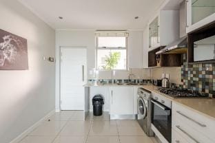 Neat 2BR Rosebank Apartment Vacation rental in Johannesburg