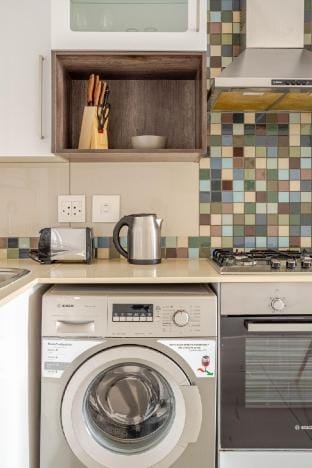 Neat 2BR Rosebank Apartment Vacation rental in Johannesburg