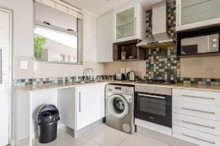Neat 2BR Rosebank Apartment Vacation rental in Johannesburg