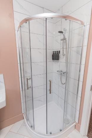 Luxury 5BR, 2BA Stay | Quiet & Free Parking Apartment in Wolverhampton