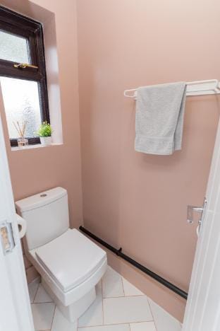 Luxury 5BR, 2BA Stay | Quiet & Free Parking Apartment in Wolverhampton