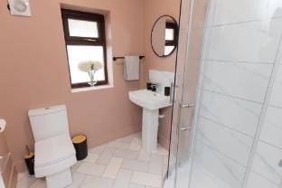 Luxury 5BR, 2BA Stay | Quiet & Free Parking Apartment in Wolverhampton