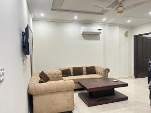 Luxurious Living Bedroom Flat! Apartment in Lahore