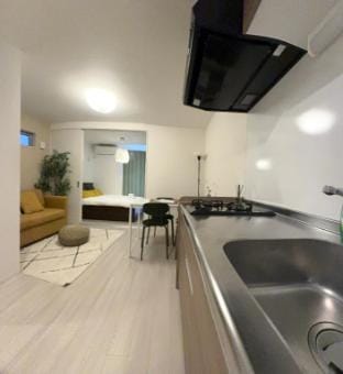 天下茶屋徒歩圏内/花園町駅徒歩3分/難波·梅田に直通/トイレと浴室付き/まるまる貸切/ 部屋35㎡ Apartment in Osaka